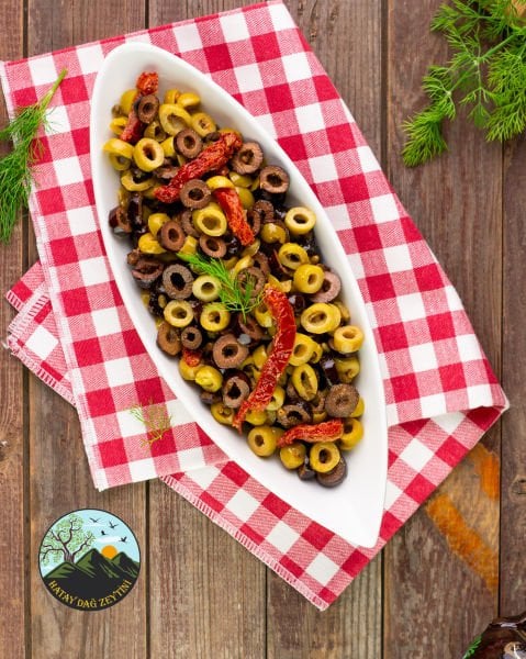 ZEYTİN SALATASI (DOĞRANMIŞ-DİLİMLİ)